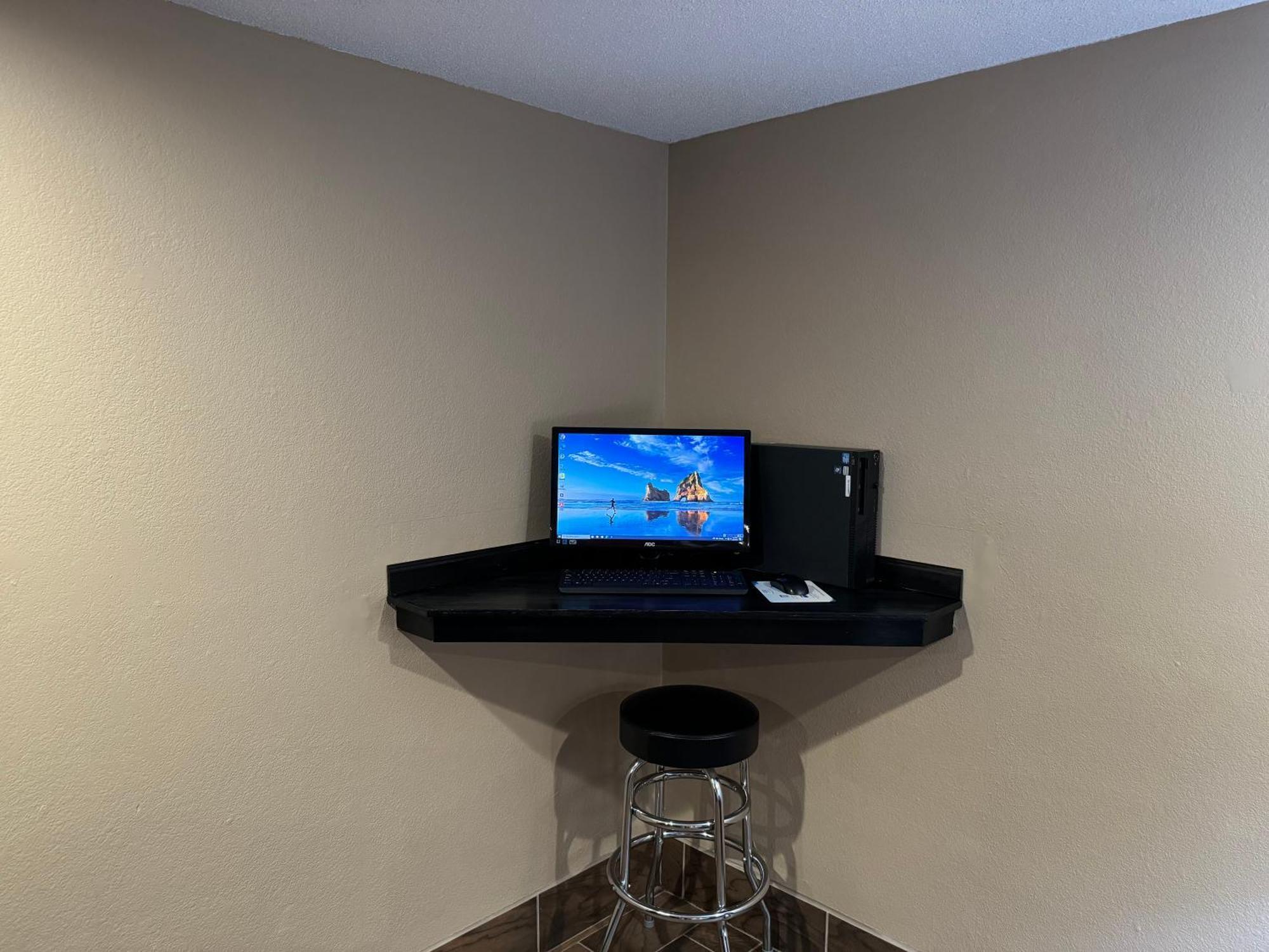 Super 8 By Wyndham Winfield-quail Ridge Area